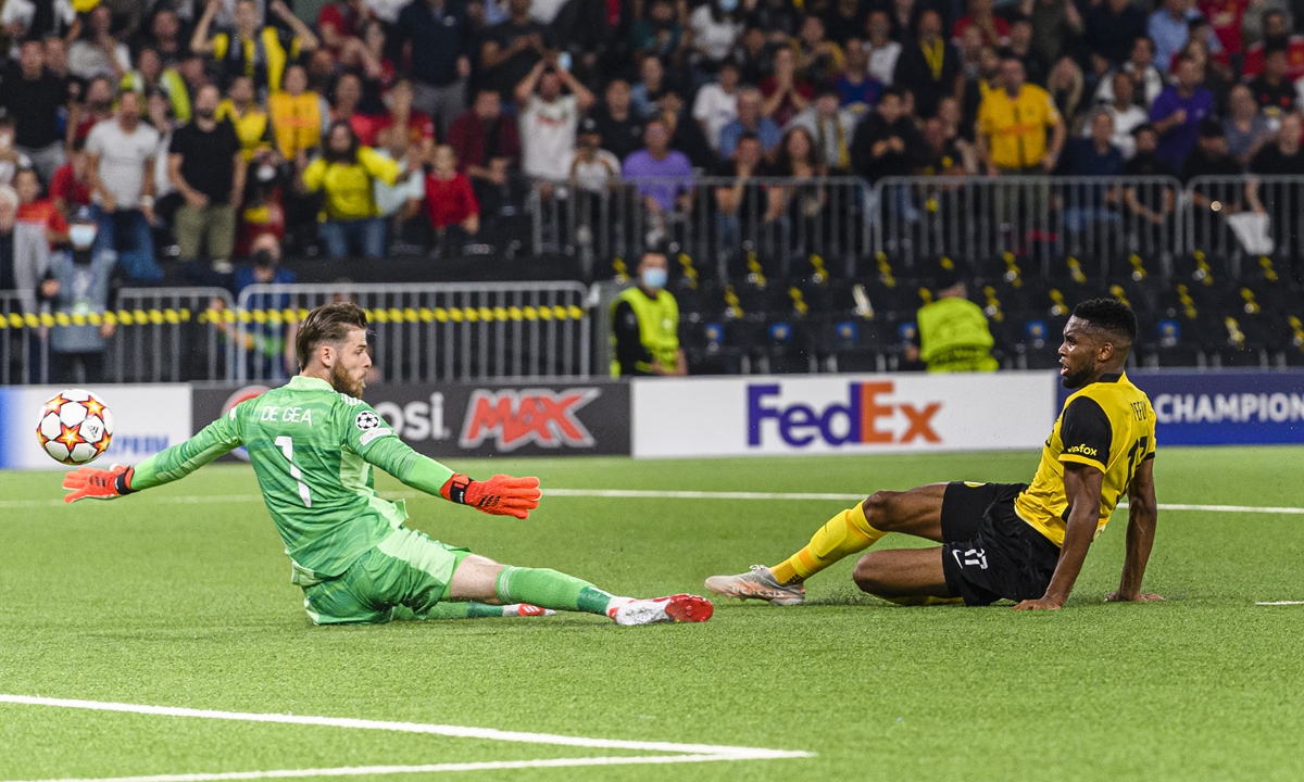 Manchester United goalkeeper David de Gea (left) fails to save a shot from Jordan Siebatcheu of Young Boys on September 14 in Bern, Switzerland. Photo: VCG