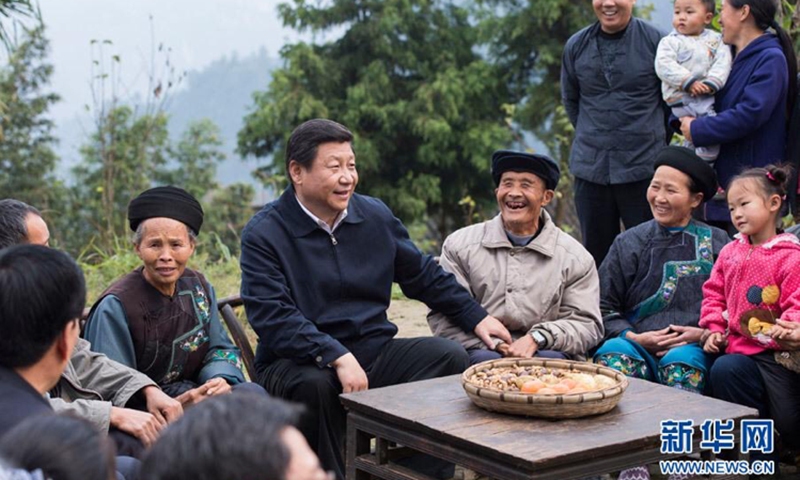 General Secretary Xi Jinping with local officials and villagers of Shibadong on the afternoon of November 3, 2013