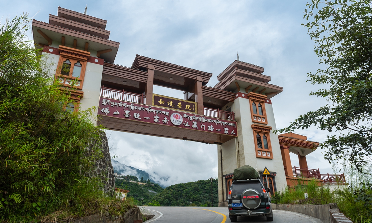 A car speeds&nbsp;along&nbsp;the new highway connecting Medog to Pai town. Photo:VCG