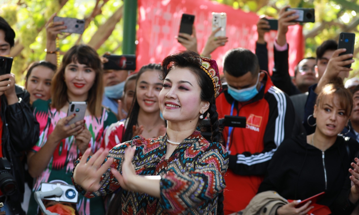 Dancer Dilinal Abdullah Photo: Courtesy of Wang Zhigang 