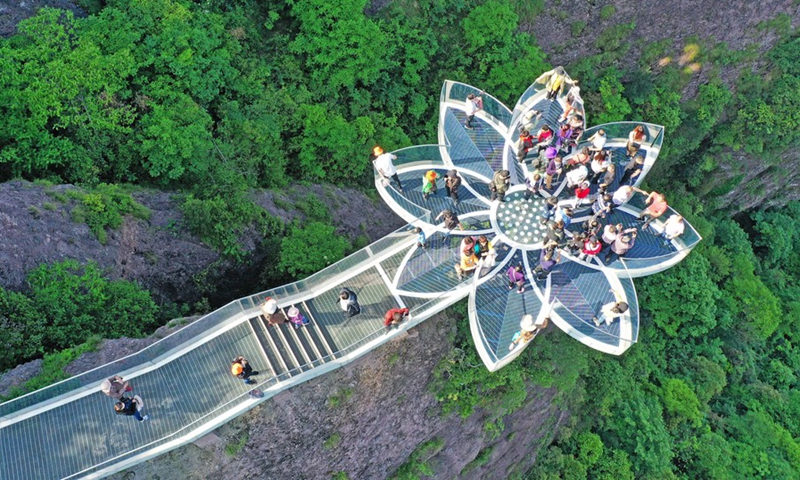 Aerial photo taken on May 2, 2021 shows visitors at Shenxianju scenic area in Taizhou, east China's Zhejiang Province.(Photo: Xinhua)