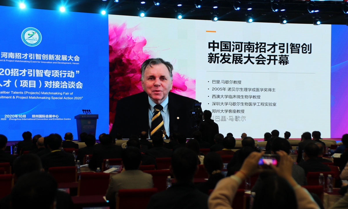 Australian Barry J. Marshall bows after receiving the Nobel Prize in Medicine during a ceremony at the Concert Hall in Stockholm on December 10, 2005. Photo: AFP
Bottom: Barry Marshall delivers a speech through video call at an event in Henan on October 24, 2020. 
Photo: IC