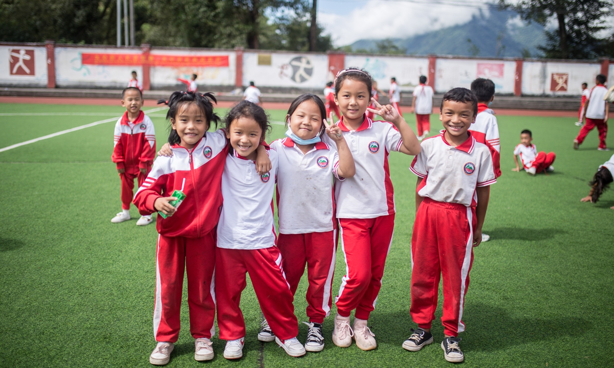 Students at the Completion Primary School in Medog pose in front of the camera. Photo: Shanjie/GT