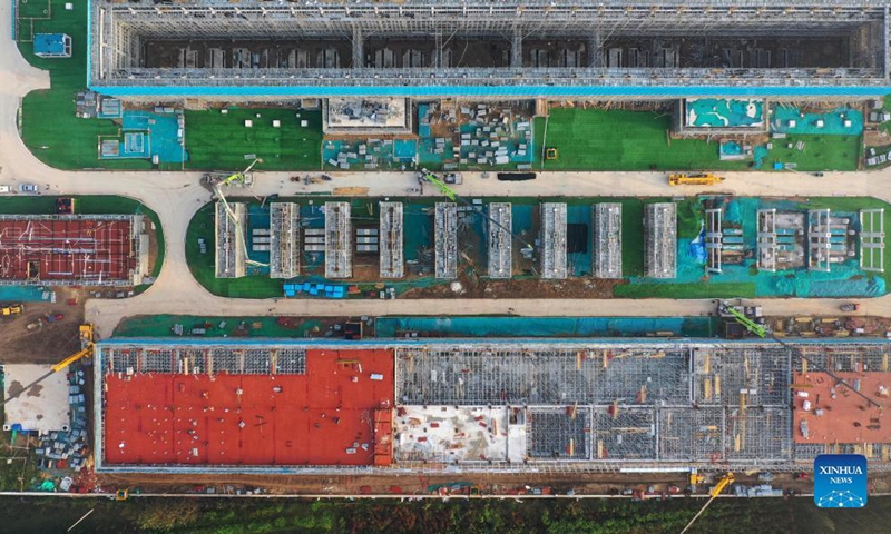 Aerial photo taken on Sep 29, 2021 shows workers working at a construction site of the 500-KV Xiongdong electricity substation in north China's Hebei Province. Xiongdong substation, the first 500-KV substation of Xiongan New Area, is scheduled to be put into operation in 2022, with a total investment of 460 million yuan (about 71.14 million US dollars). Photo:Xinhua