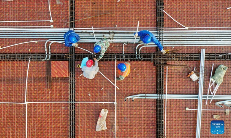 Aerial photo taken on Sep 29, 2021 shows workers working at a construction site of the 500-KV Xiongdong electricity substation in north China's Hebei Province. Xiongdong substation, the first 500-KV substation of Xiongan New Area, is scheduled to be put into operation in 2022, with a total investment of 460 million yuan (about 71.14 million US dollars). Photo:Xinhua