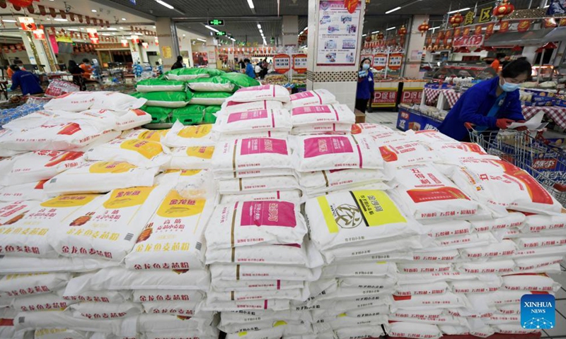 Photo taken on Sept. 27, 2021 shows packed flour at a supermarket in Bayan County of Harbin, northeast China's Heilongjiang Province.Photo:Xinhua