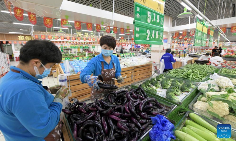 Supermarket employees prepare vegetables ordered online by residents under close-off management in Bayan County of Harbin, northeast China's Heilongjiang Province, Sept. 27, 2021.Photo:Xinhua