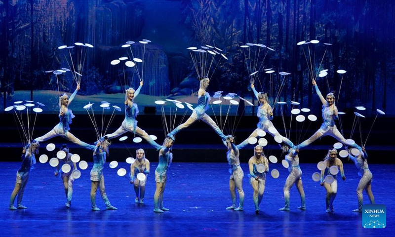 An acrobat performs at the opening ceremony of the 18th China Wuqiao International Circus Festival in Shijiazhuang, north China's Hebei Province, Sept. 28, 2021. The 18th China Wuqiao International Circus Festival kicked off Tuesday in Shijiazhuang. The three-day event will be held both online and offline in Shijiazhuang and Cangzhou of Hebei Province. Photo:Xinhua