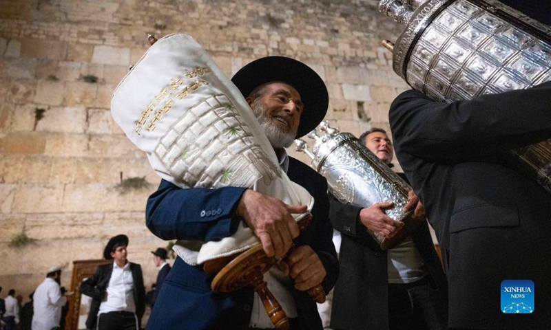 Jewish men carry Torah scrolls during Simchat Torah celebrations at the Western Wall in Jerusalem's Old City, on Sept. 28, 2021.Photo:Xinhua