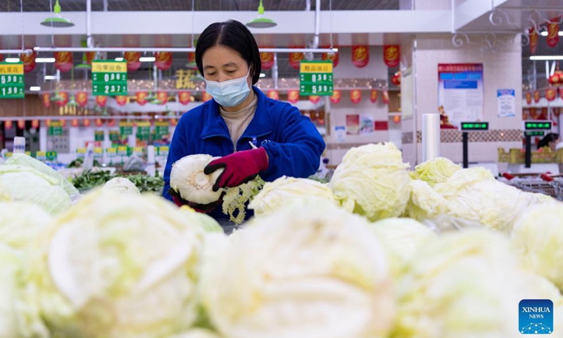 A supermarket employee prepares vegetables ordered online by residents under close-off management in Bayan County of Harbin, northeast China's Heilongjiang Province, Sept. 27, 2021. Photo:Xinhua