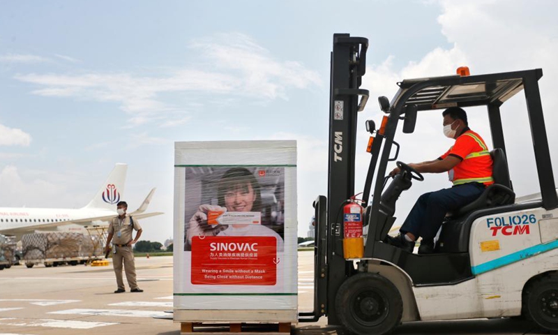 An airport worker transports a batch of Sinovac COVID-19 vaccine at the Phnom Penh International Airport in Phnom Penh, Cambodia, on Sept. 28, 2021. A new batch of 3 million doses of China's Sinovac COVID-19 vaccine arrived in Phnom Penh, capital of Cambodia, on Tuesday, a senior health official said.Photo:Xinhua