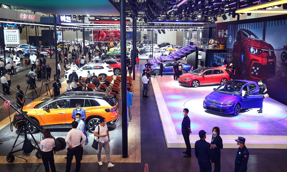 Visitors attend an international auto expo in North China’s Tianjin Municipality on Wednesday. It is the first time for the city to hold a world-class auto show. The 200,000-square-meter expo showcases around 980 units of cars, including 145 new-energy vehicles. Photo: cnsphoto