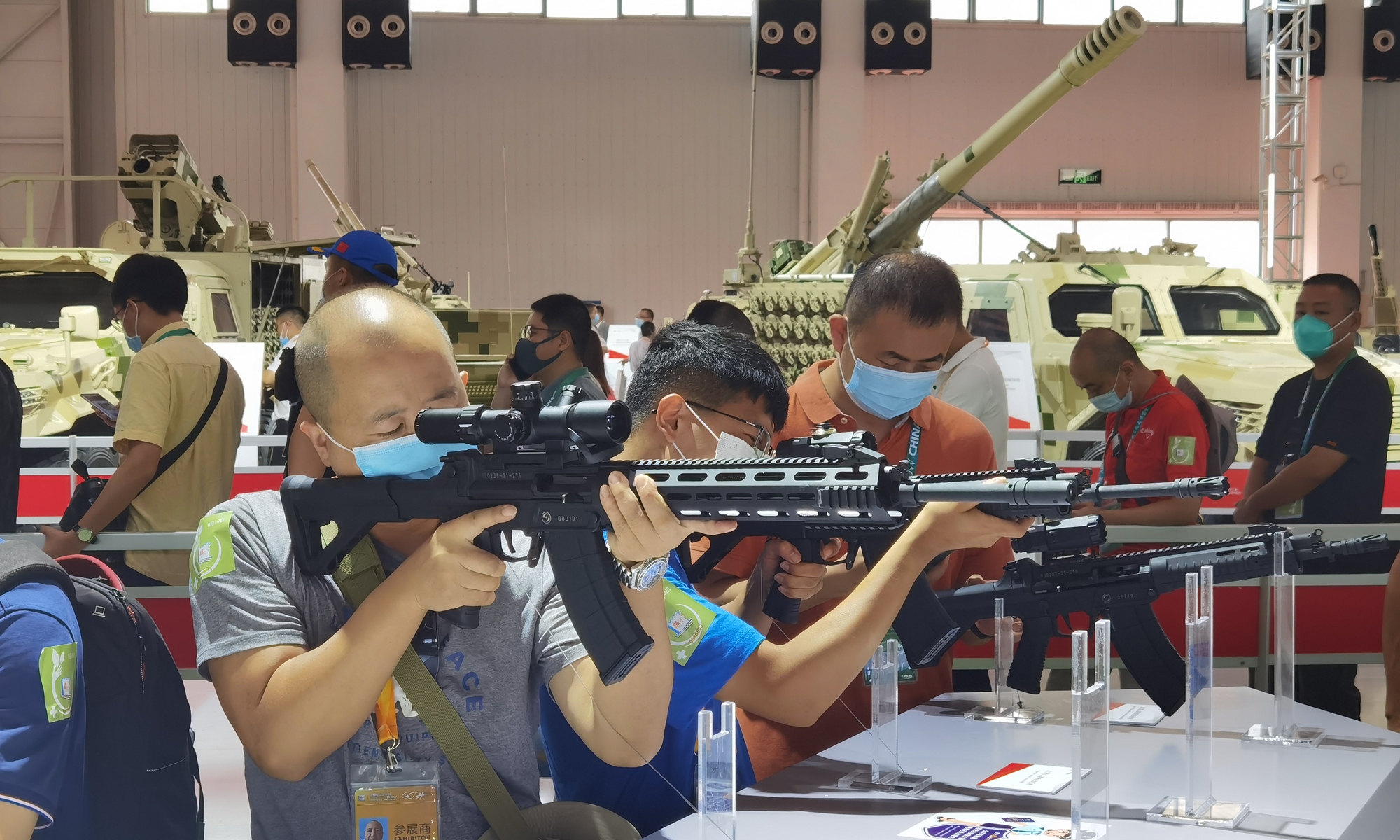 Visitors try China’s new QBZ-191 series rifles at the exhibition hall of the China North Industries Group Corporation Limited on Thursday. The weapons made their debut at the 13th Airshow China in Zhuhai, South China’s Guangdong Province. Photo: Yang Sheng/GT