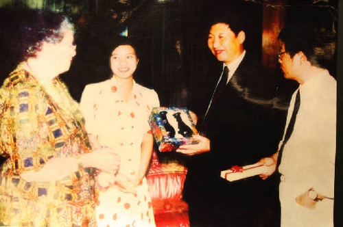 Xi Jinping, the then Secretary of the CPC Fuzhou Municipal Committee, meets with Mrs. Gardner.