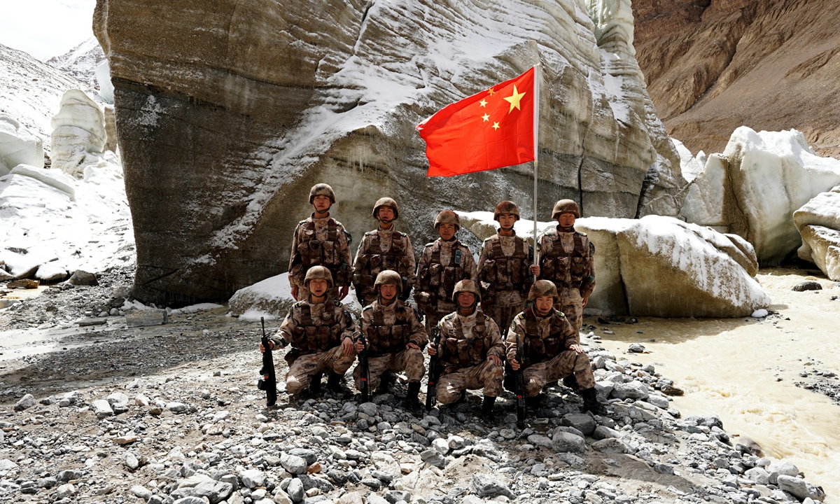 A patrol squad from the Gamba battalion have a photo taken during a task. Photo: Fan Wei/GT






