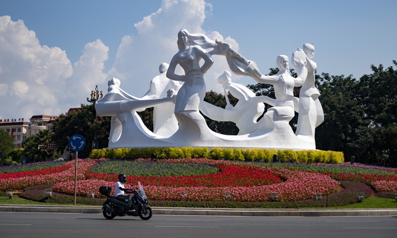 Photo taken on Oct. 2, 2021 shows a large sculpture newly decorated as part of a city-wide beautification campaign in the run-up to COP15 in Kunming, southwest China's Yunnan Province.(Photo: Xinhua)