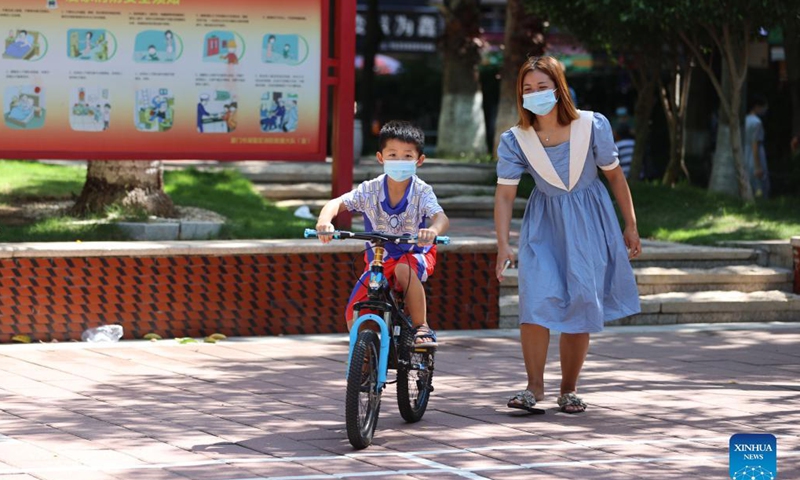 People have fun at a park in Huli District of Xiamen, southeast China's Fujian Province, Oct. 5, 2021. Outdoor public places in Xiamen started to reopen from Oct. 5, as the results of the sixth round of citywide nucleic acid testing all came out negative. (Photo :Xinhua) 
