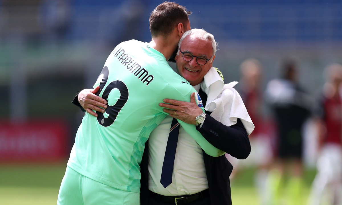 Then Sampdoria coach Claudio Ranieri (right) hugs AC Milan keeper Gianluigi Donnarumma after a match on April 3 in Milan, Italy. Photo: VCG