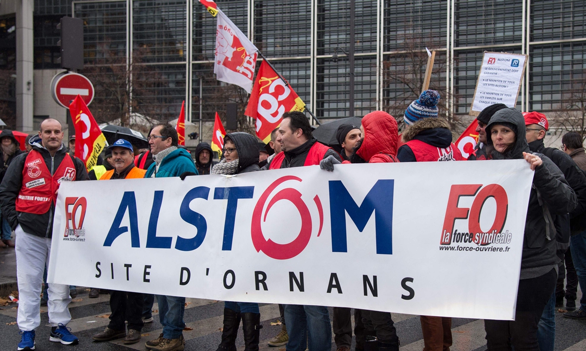 Alstom employees protest in front of the Economy Ministry in Paris, to call for measures to preserve jobs in France on November 30, 2017.  Photo: VCG