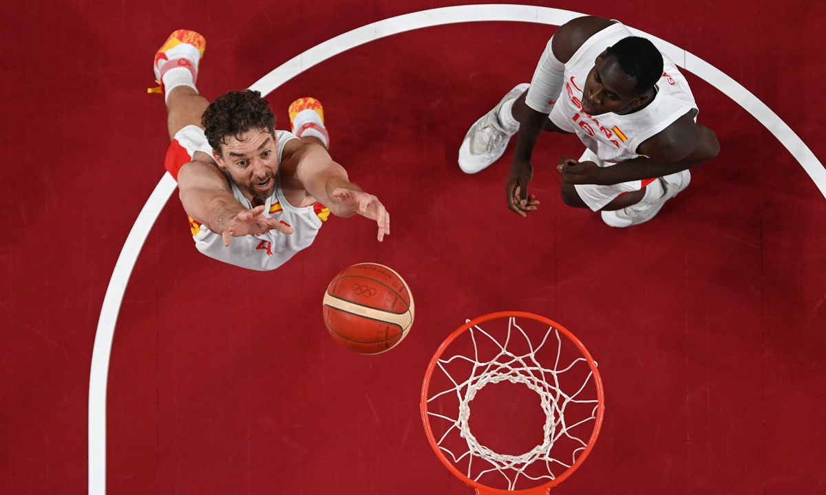 Spain's Pau Gasol (left) jumps for a rebound in the men's preliminary round Group C basketball match between Spain and Slovenia during the Tokyo Olympic Games on August 1. Photo: VCG