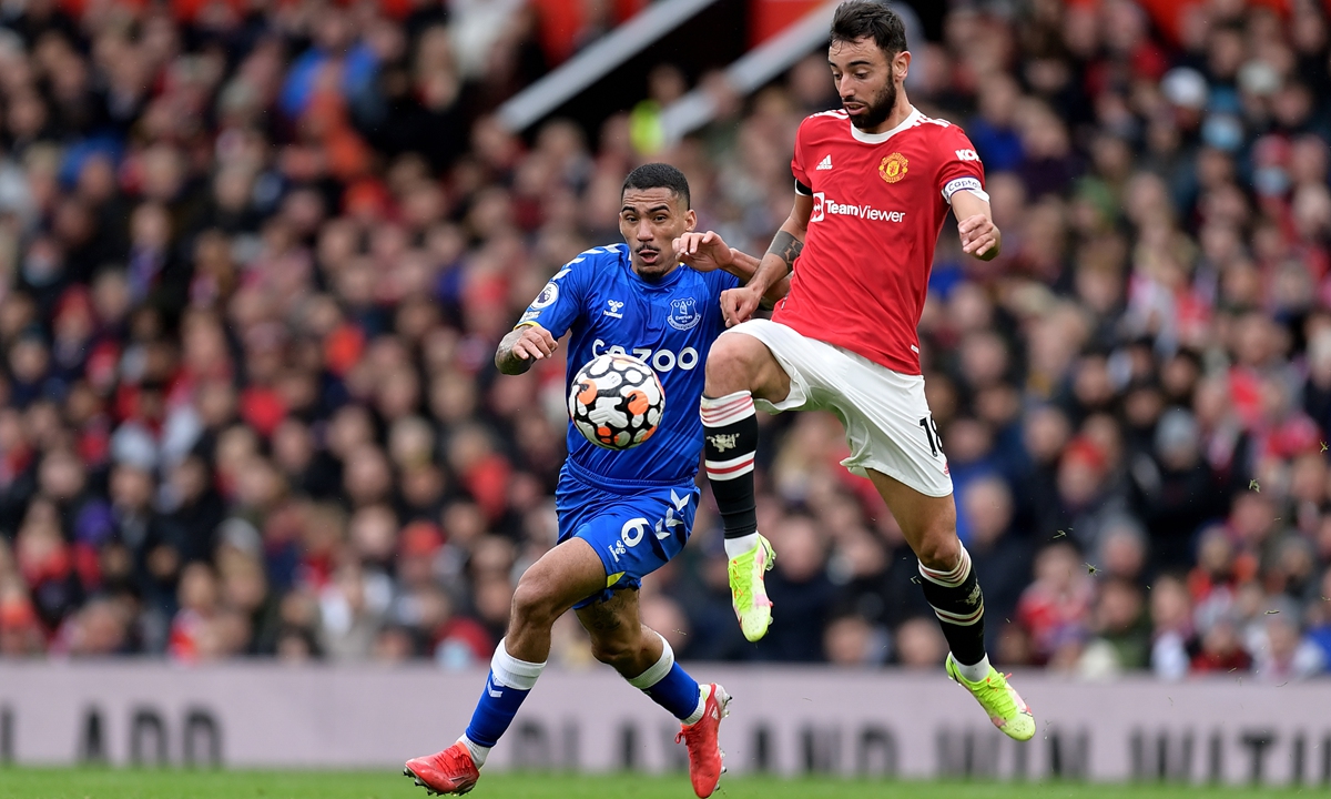 Bruno Fernandes (right) of Manchester United and Allan of Everton vie for the ball on October 2 in Manchester, England. Photo: VCG