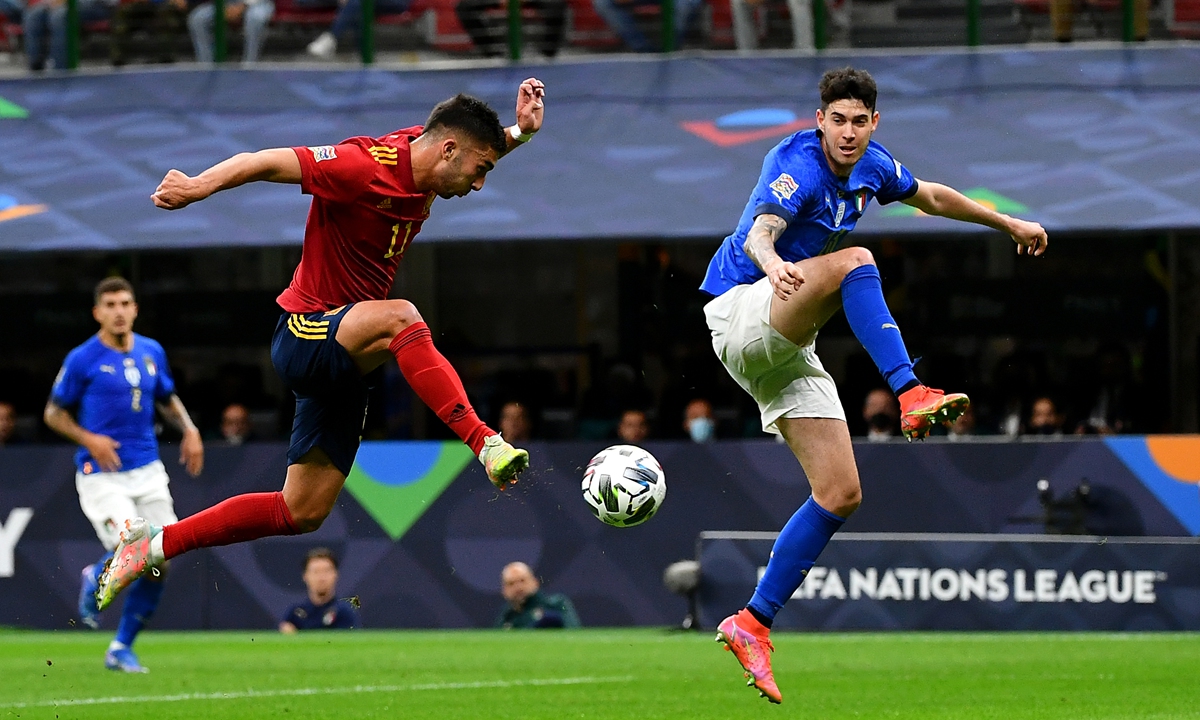 Ferran Torres (No.11) of Spain kicks the ball to score a goal as Alessandro Bastoni of Italy tries to stop him on Wednesday in Milan, Italy. Photo: VCG