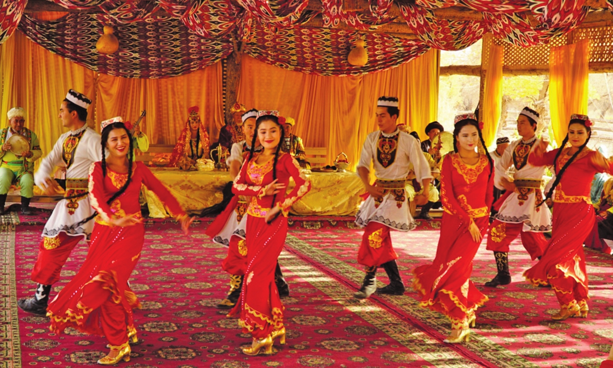 A dance performance in Aksu Prefecture, Xinjiang Photo: VCG
