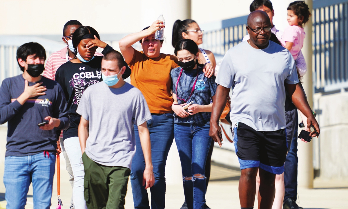 Families depart the Mansfield ISD Center for The Performing Arts Center where they were reunited with Timberview High School students Wednesday, in Texas, the US. Police have arrested a student suspected of opening fire during a fight at his high school. Four students were injured. Photo: VCG