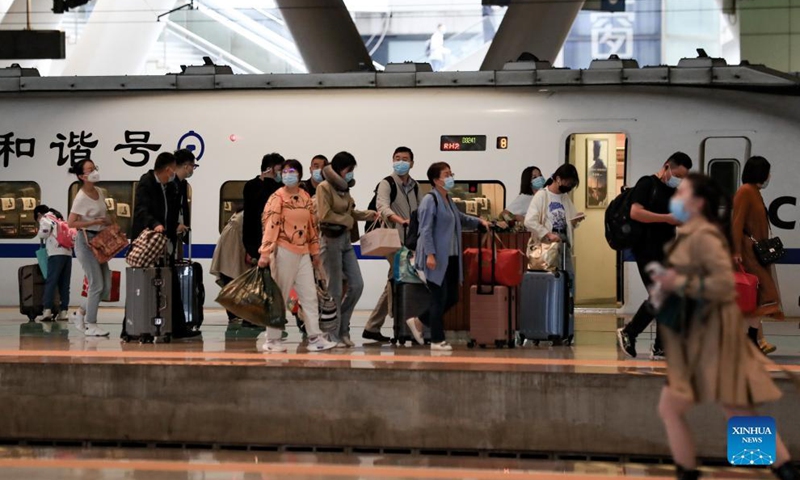 Passengers wait to board the train at the Wuhan railway station in Wuhan, central China's Hubei Province, Oct. 7, 2021. Transportation hubs across China are witnessing the peak of return passengers as the week-long holiday draws to an end on Thursday.Photo:Xinhua
