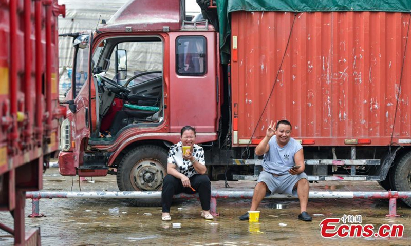 A couple is delayed at the port in Haikou City, south China's Hainan Province, Oct. 7, 2021.Photo:China News Service