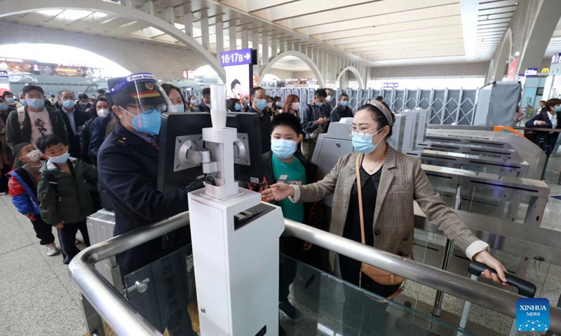 Passengers check in at the Shijiazhuang railway station in Shijiazhuang, north China's Hebei Province, Oct. 7, 2021. Transportation hubs across China are witnessing the peak of return passengers as the week-long holiday draws to an end on Thursday.Photo:Xinhua