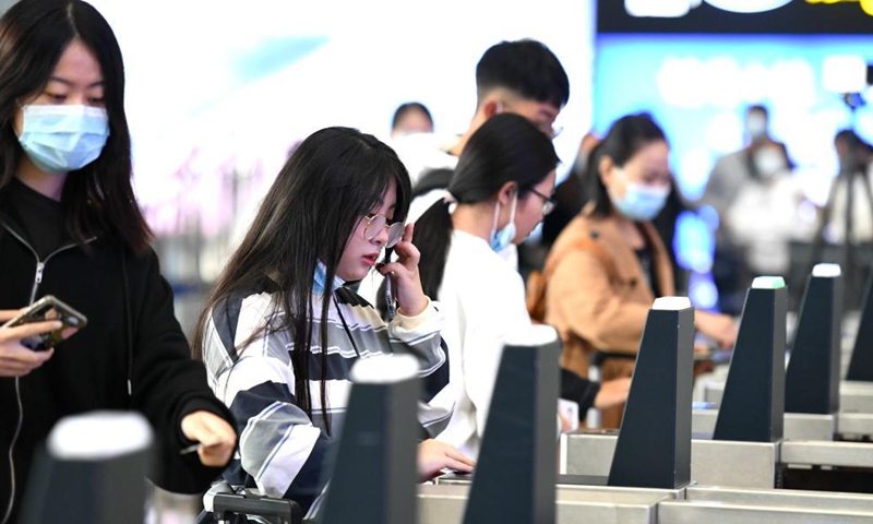 Passengers check in via the facial recognition system at the Shijiazhuang railway station in Shijiazhuang, north China's Hebei Province, Oct. 7, 2021. Transportation hubs across China are witnessing the peak of return passengers as the week-long holiday draws to an end on Thursday.Photo:Xinhua