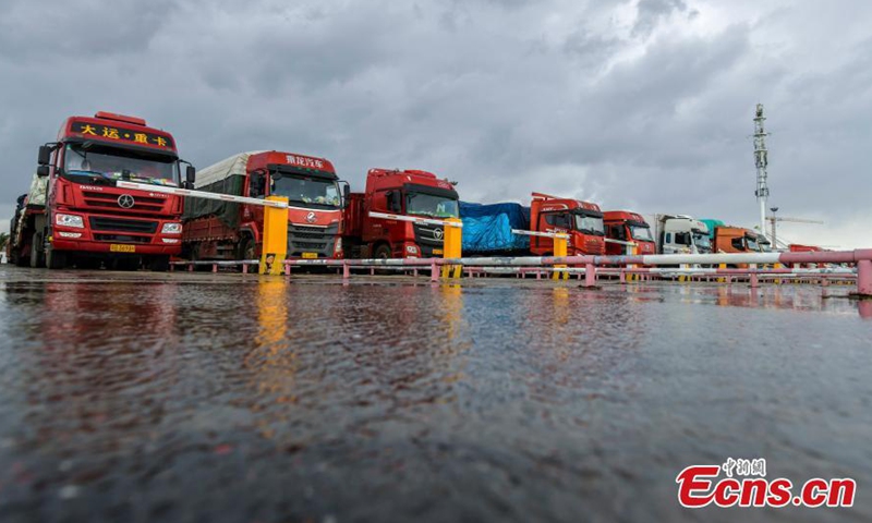 Trucks wait in line for restoration of ferry services in Haikou City, south China's Hainan Province, Oct 7, 2021.Photo:China News Service
