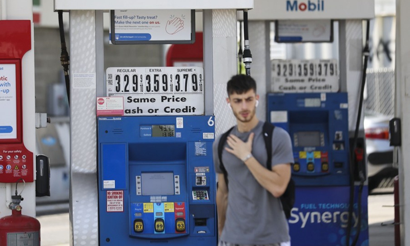 A man walks past a gas station in New York, the United States, Aug. 11, 2021.(Photo: Xinhua)
