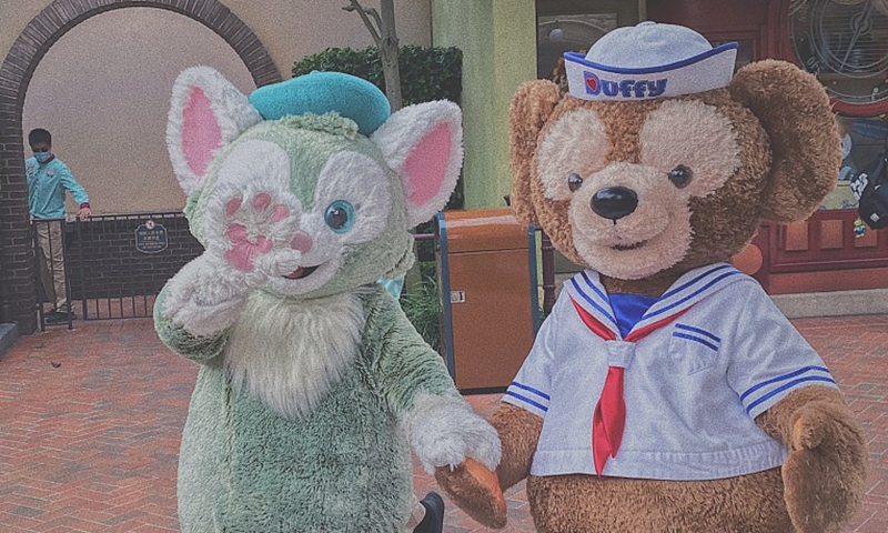 Employees dressed in costomes of the artistic cat Gelatoni (left) and Duffy the Disney Bear at the Shanghai Disney Theme Park File Photo: CFP
