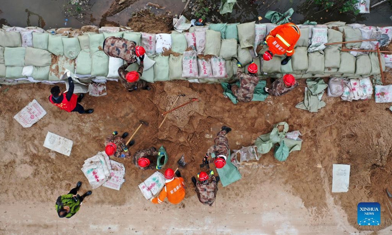 Aerial photo shows rescuers fortifying temporary dyke against the flood at Lianbo Village in Hejin City, north China's Shanxi Province, Oct. 10, 2021. (Xinhua/Zhan Yan)
