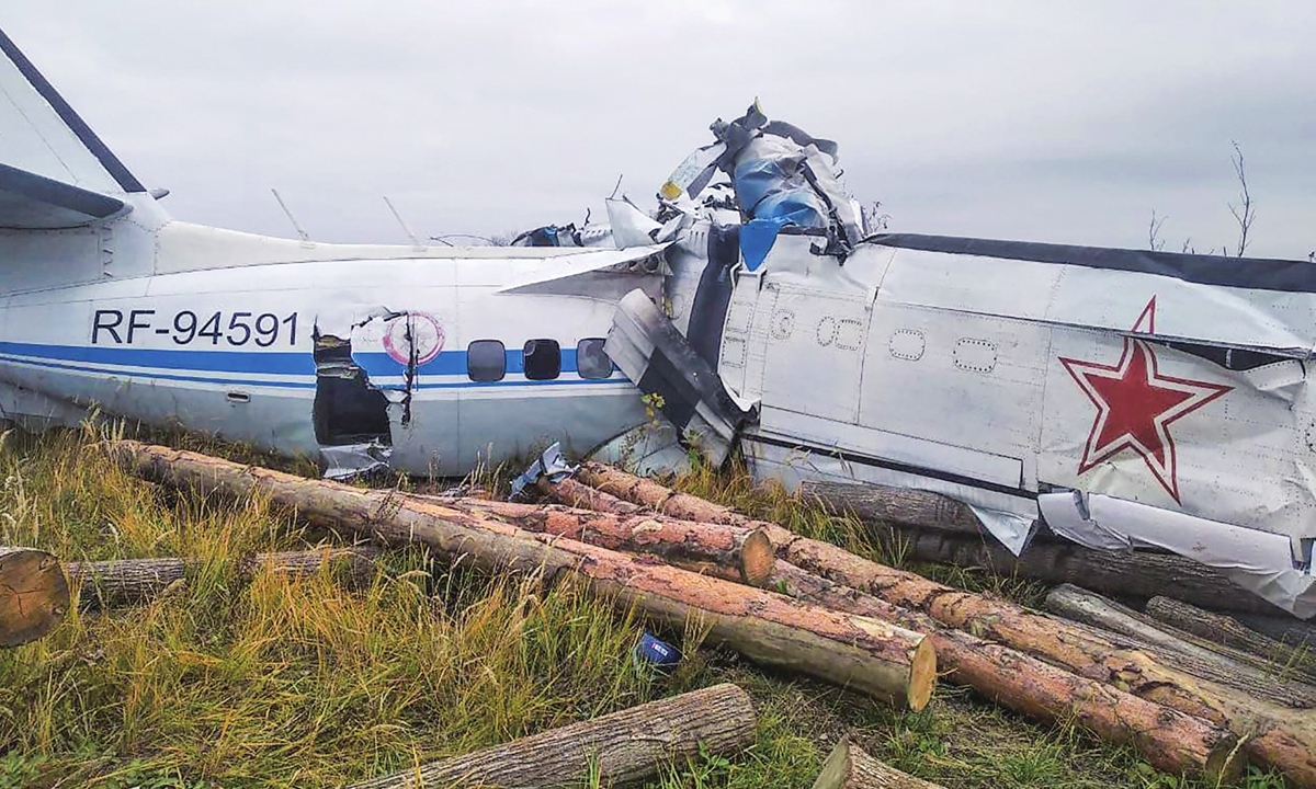 This handout photo released by the Russian Emergencies Ministry shows the site of the crash of an L-410 aircraft in the town of Menzelinsk in Russia's Republic of Tatarstan. According to preliminary information, 20 parachutists and two crew members were on board the plane, and at least 16 people get killed in the crash. Photo: AFP