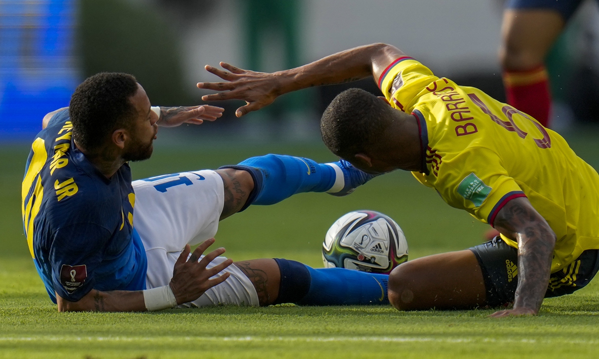 Brazil's Neymar (left) competes with Colombia's Wilmar Barrios on Sunday in Barranquilla, Colombia. Photo: VCG
