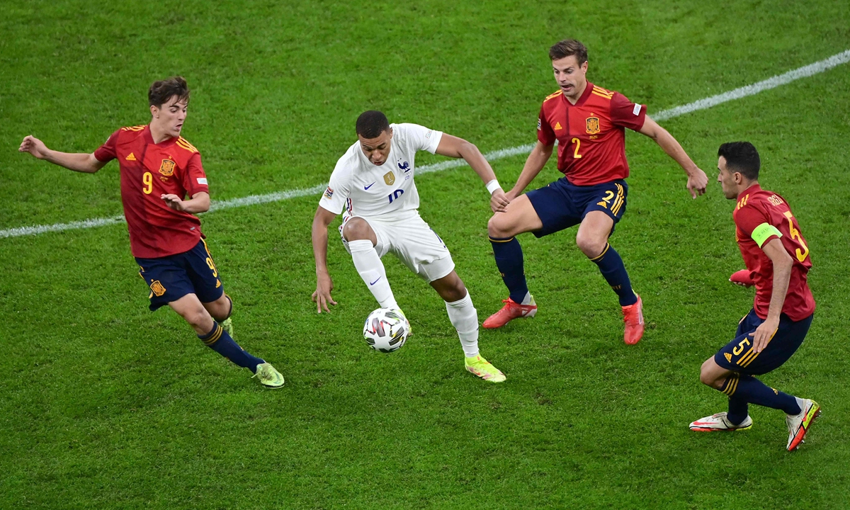 Kylian Mbappe (second from left) of France controls the ball in the match against Spain on Saturday in Milan, Italy. Photo: VCG