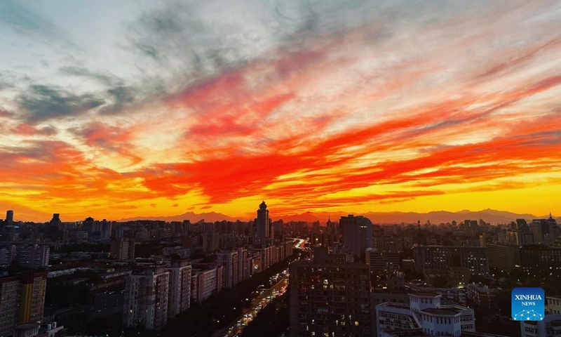 Photo taken on Oct. 10, 2021 shows the view of sunset glow in Beijing, capital of China. (Xinhua/Du Juanjuan)