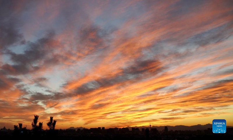 Photo taken on Oct. 10, 2021 shows the view of sunset glow in Beijing, capital of China. (Xinhua/Du Juanjuan)