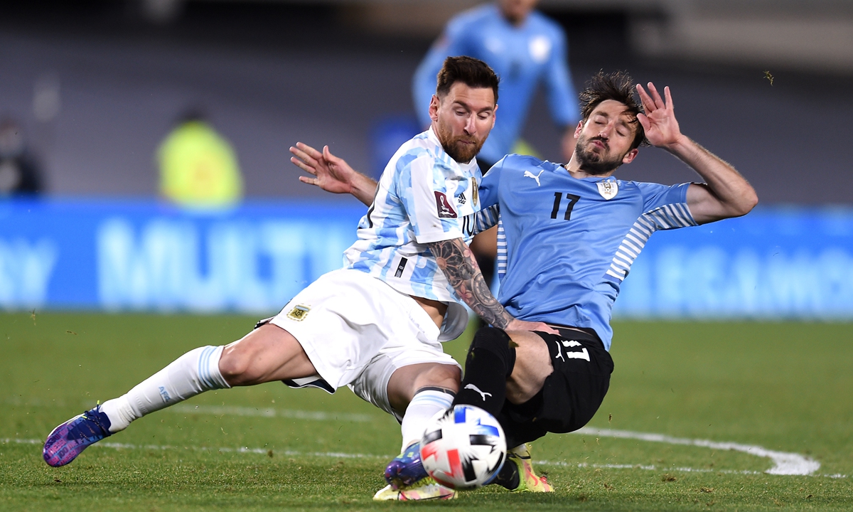 Lionel Messi (left) of Argentina fights for the ball with Matias Vina of Uruguay on Sunday in Buenos Aires, Argentina. Photo: VCG