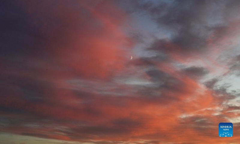 Photo taken on Oct. 10, 2021 shows the view of sunset glow in Beijing, capital of China. (Xinhua/Du Juanjuan)