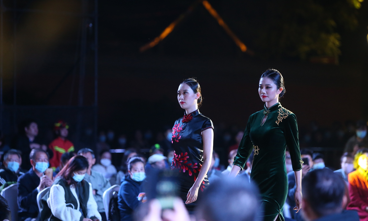 On Tuesday night, a special launch of a <em>qipao</em> and other Chinese clothing series was held in Shenyang, Northeast China's Liaoning Province, where many people came to watch models display various types of Chinese clothing. Photo: IC