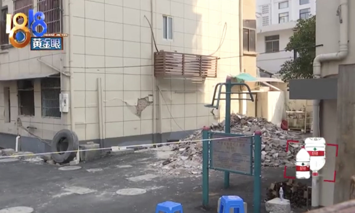 According to a video on the site, there were cracks on the building walls. The building has been evaluated as a D-level, which means the building is no longer safe for residents. Photo: Sina Weibo