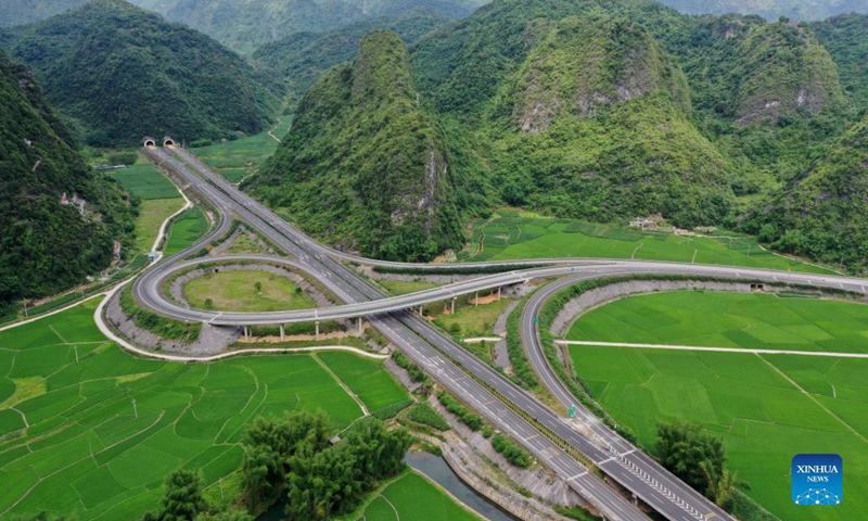 Aerial photo taken on May 8, 2021 shows the scenery of a highway in Donglan County, south China's Guangxi Zhuang Autonomous Region.(Photo: Xinhua)