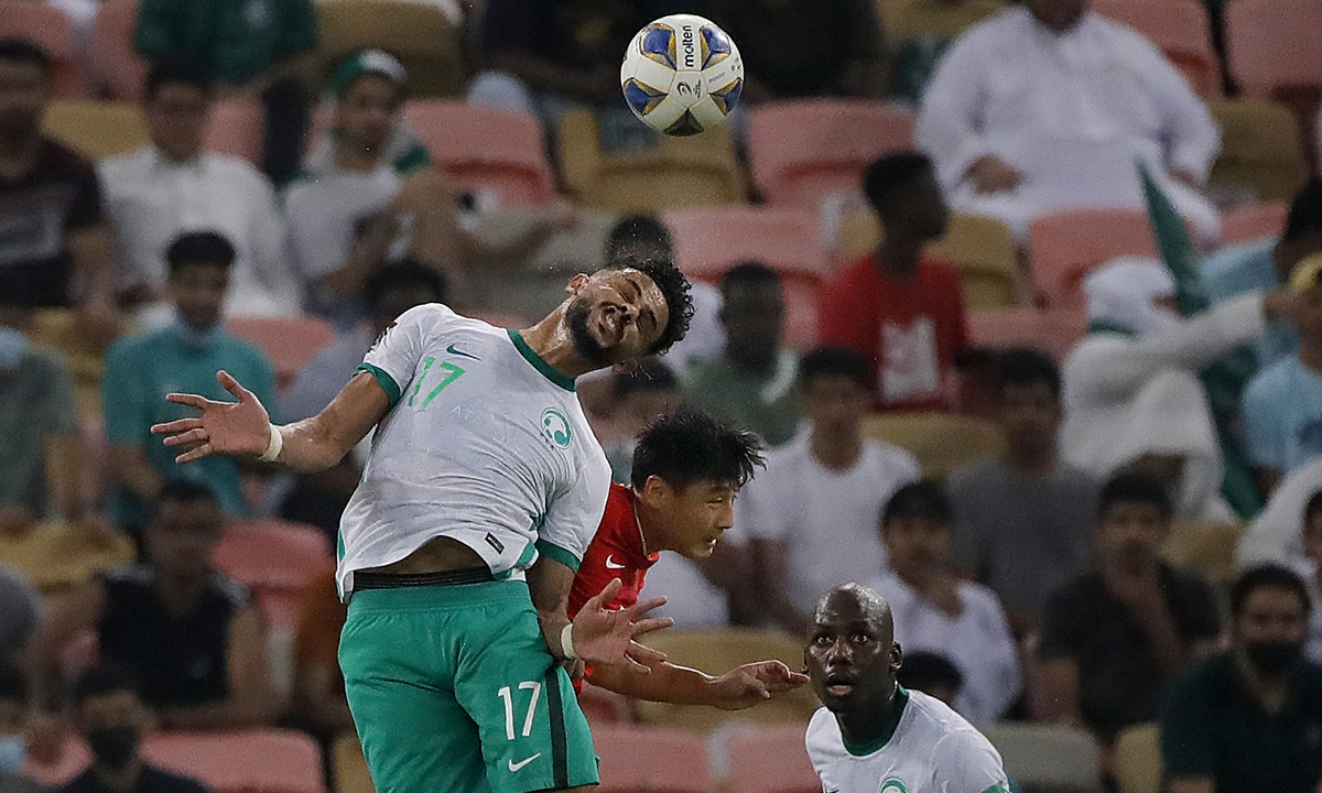 Chinese striker Wu Lei (center) competes for a header in the match against Saudi Arabia on Tuesday in Jiddah, Saudi Arabia. Photo: VCG