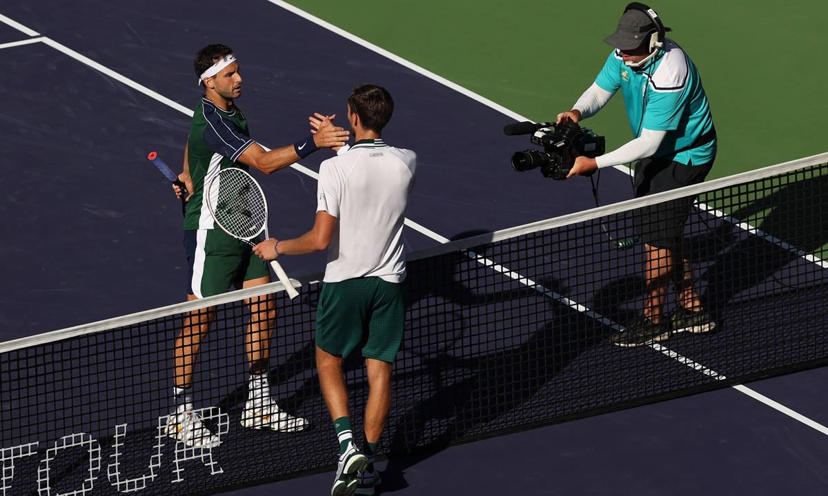 Grigor Dimitrov (left) shakes hands with Daniil Medvedev on Wednesday in Indian Wells, California. Photo: VCG