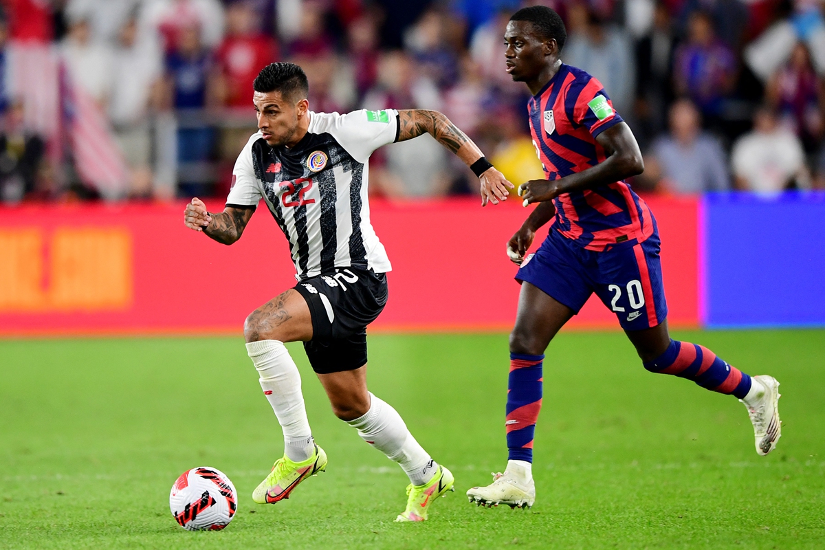 Ronald Matarrita (left) of Costa Rica controls the ball against Timothy Weah of the United States on Wednesday in Columbus, Ohio. Photo: AFP