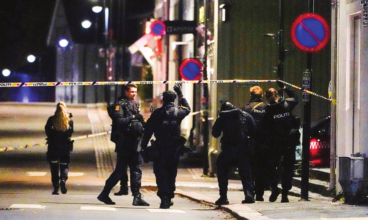 Police at the scene of a bow and arrow attack near a local supermarket that left several dead and wounded in Kongsberg, Norway, on Wednesday. The suspect has been arrested. The supermarket manager said that no supermarket employees were injured. Photo: VCG
